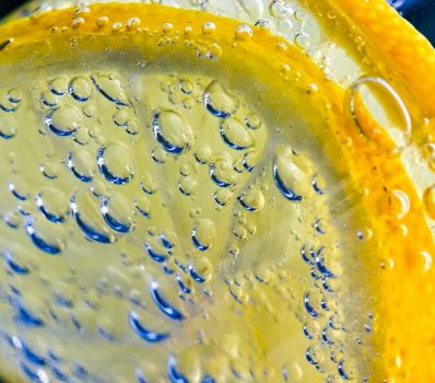 intérieur d'un verre de tonic au citron